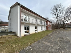 Bild zeigt das Haus 3 von Rückseite. Zu sehen ist auch der Balkon in der oberen Etage.