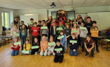 Bild zeigt mehere Kinder beim FlipKick Projekt mit Hannover 96 am LBZH Hildesheim