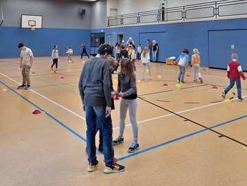 Bild zeigt mehere Kinder beim FlipKick Projekt mit Hannover 96 am LBZH Hildesheim