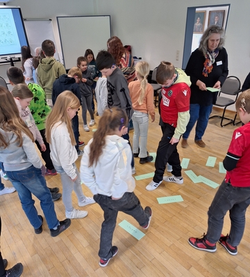 Bild zeigt mehere Kinder beim FlipKick Projekt mit Hannover 96 am LBZH Hildesheim