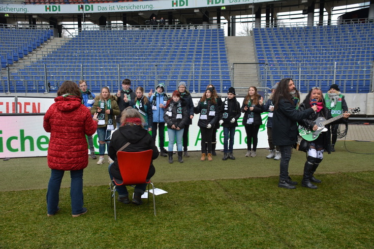 Gebärdenchor vom LBZH Hildesheim bei Hannover 96